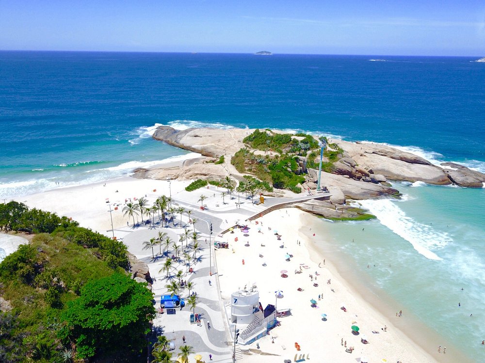 Vista aérea do Arpoador e de Ipanema em passeio no Rio de Janeiro